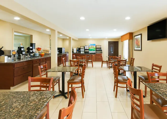Days Inn & Suites By Wyndham Coralville / Iowa City